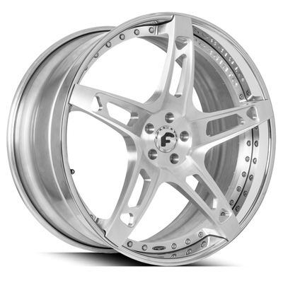 ForgiatoはForgiatoがAffilato ECLに縁を付けるブラシをかけられた銀製の車輪を造った