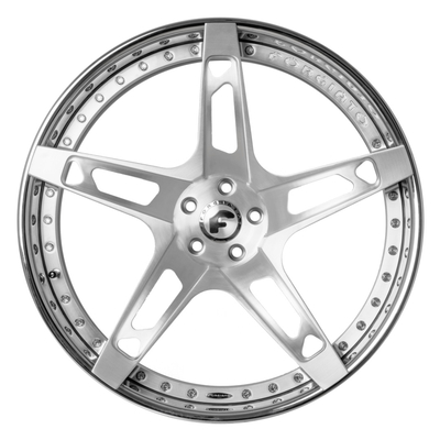 ForgiatoはForgiatoがAffilato ECLに縁を付けるブラシをかけられた銀製の車輪を造った
