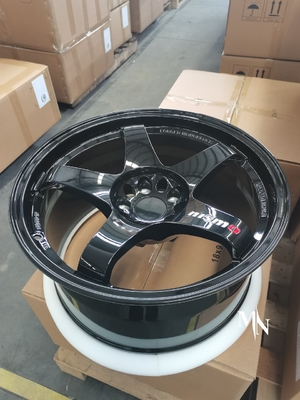 造られた車輪Nismo LMGT4を競争させる日産・スカイラインGT-R R34 R33 R32の光線Volk